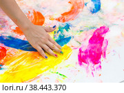 Счастливый веселый грязный ребенок играет с краской на белом фоне. Веселые развивающие игры дома. Грязные руки ребенка крупным планом. Стоковое фото, фотограф Photojuli / Фотобанк Лори