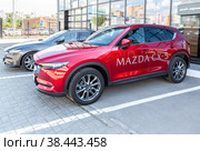 Mazda vehicles next the office of official dealer Mazda (2022 год). Редакционное фото, фотограф FotograFF / Фотобанк Лори