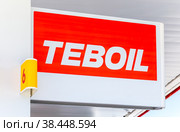 Teboil gas station signboard at the fuel station (2022 год). Редакционное фото, фотограф FotograFF / Фотобанк Лори