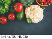 Овощная смесь из цветной капусты и брокколи, чеснока, зеленого лука, помидоров и зеленого салата латук на деревянном фоне в деревенском стиле. Стоковое фото, фотограф Оксана Медведева / Фотобанк Лори