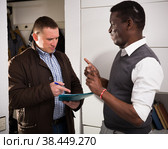 African man does not agreeing with claims of landlord. Стоковое фото, фотограф Яков Филимонов / Фотобанк Лори