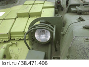 Российский основной газотурбинный танк Т-80БВ в экспозиции музея парка "Патриот" в Московской области, вид на левую фару (2022 год). Редакционное фото, фотограф Малышев Андрей / Фотобанк Лори