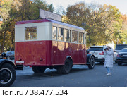 Женщина фотографирует красный ретробус зис-8 в центре санкт-петербурга (2022 год). Редакционное фото, фотограф Короленко Елена / Фотобанк Лори