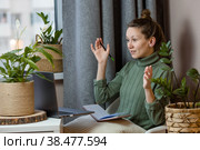 Женщина, отвечающая за офис, работает удаленно из дома. Использование компьютера. Дистанционное обучение, конференция zoom, карантин, онлайн-образование и работа. Стоковое фото, фотограф Photojuli / Фотобанк Лори