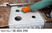 Cleaning gas stove with detergent and cleaning sponge. Стоковое видео, видеограф Владимир Григорьев / Фотобанк Лори