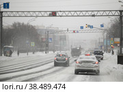 Москва. Город  тонет в снегу. Машины едут по дороге в сильный снегопад (2021 год). Редакционное фото, фотограф Наталья Николаева / Фотобанк Лори