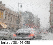 Москва. Вид на январскую непогоду в центре города через мокрое стекло автомобиля. Разноцветные огни (2021 год). Стоковое фото, фотограф Наталья Николаева / Фотобанк Лори