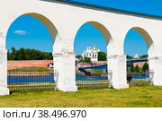 Аркада Гостиного двора и вид на Новгородский детинец (Новгородский кремль) и реку Волхов в летний день. Великий Новгород. Россия (2022 год). Редакционное фото, фотограф E. O. / Фотобанк Лори