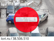 Знак въезд запрещен на фоне аварии двух автомобилей, коллаж. Стоковое фото, фотограф Кекяляйнен Андрей / Фотобанк Лори