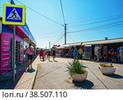 Киоски по продаже товаров пляжного отдыха.  Поселок Новофедоровка. Крым (2022 год). Редакционное фото, фотограф Макаров Алексей / Фотобанк Лори