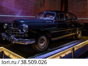 Советский автомобиль ЗИМ(ГАЗ-12) 1956 года выпуска крупным планом.  Музей "Гараж особого назначения", Всеросийский выставочный центр (ВДНХ). Москва (2022 год). Редакционное фото, фотограф Виктор Карасев / Фотобанк Лори