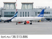 Россия. Санкт-Петербург. Самолет авиакомпании SAS в аэропорту Пулково. Инфраструктура авиационной промышленности. Russia. Saint-Petersburg. SAS plane at Pulkovo airport. Aviation industry infrastructure. (2016 год). Редакционное фото, фотограф Алексей Смышляев / Фотобанк Лори