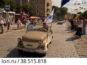 KALININGRAD, RUSSIA - JULY 14: people and retro cars moves at street on City Day of Kaliningrad celebration on July 14, 2013 in Kaliningrad, Russia. Редакционное фото, фотограф Lekcej / Фотобанк Лори