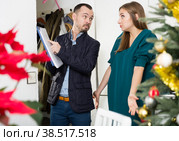 Debt collector and woman at doorway. Стоковое фото, фотограф Яков Филимонов / Фотобанк Лори