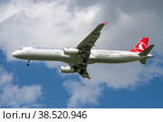 Самолет Airbus A321-200 (TC-JRJ) авиакомпании "Turkish Airlines" крупным планом (2022 год). Редакционное фото, фотограф Виктор Карасев / Фотобанк Лори