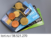 Россия. Санкт-Петербург. Банковские карты системы VISA. Кредитная карта. Монеты (евроценты). Безналичный и наличный расчет. Russia. Saint-Petersburg. Bank cards of the VISA system. A credit card. Coins (Euro cents). Non-cash and cash payments. (2020 год). Редакционное фото, фотограф Алексей Смышляев / Фотобанк Лори