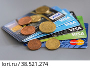 Россия. Санкт-Петербург. Банковские карты системы VISA. Кредитная карта. Монеты (евроценты). Безналичный и наличный расчет. Russia. Saint-Petersburg. Bank cards of the VISA system. A credit card. Coins (Euro cents). Non-cash and cash payments. (2020 год). Редакционное фото, фотограф Алексей Смышляев / Фотобанк Лори