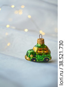 Christmas tree toy car on a white background with lights (2020 год). Редакционное фото, фотограф Лютик Фалисова / Фотобанк Лори