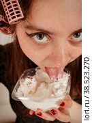 woman eats desset. Стоковое фото, фотограф Lekcej / Фотобанк Лори