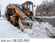 Россия. Санкт-Петербург. Уборка снега. Снегоуборочная машина сметает снег с дороги. Russia. Saint-Petersburg. Snow removal. A snow plow sweeps snow off the road. (2012 год). Редакционное фото, фотограф Алексей Смышляев / Фотобанк Лори