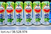 Amstel non alcoholic beer ready for sale (2022 год). Редакционное фото, фотограф FotograFF / Фотобанк Лори