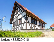 Traditional german half-timbered house with ceramic roof (2022 год). Редакционное фото, фотограф FotograFF / Фотобанк Лори