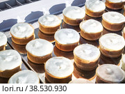 Сливочный пломбир в стаканчиках на Фабрике Мороженого, башня Федерация Москва-Сити, Москва (2022 год). Стоковое фото, фотограф Baturina Yuliya / Фотобанк Лори