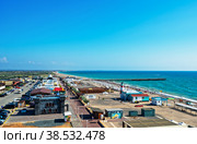 Вид сверху на пляж в Новофедоровке (2022 год). Редакционное фото, фотограф Макаров Алексей / Фотобанк Лори