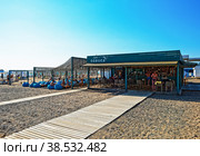 Кафе "Corsica" на пляже в Новофедоровке (2022 год). Редакционное фото, фотограф Макаров Алексей / Фотобанк Лори
