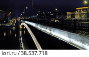 Большой Краснохолмский мост через Москва реку ночью / The night view of Bolshoy Krasnokholmsky bridge over Moscow river at night. Moscow. Russia (2022 год). Стоковое видео, видеограф Сергей Пристяжнюк (Serg Zastavkin) / Фотобанк Лори
