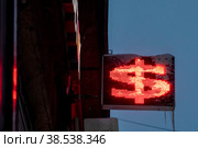 Красный знак американского доллара над обменным пунктом в городе Москве, Россия (2022 год). Редакционное фото, фотограф Николай Винокуров / Фотобанк Лори