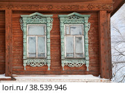 Поселок городского типа Сусанино, Сусанинский район, Костромская область. Два окна с красивыми резными наличниками на фасаде деревянного частного жилого дома (2022 год). Стоковое фото, фотограф Наталья Николаева / Фотобанк Лори