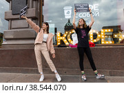 Россия. Санкт-Петербург. Промоутеры рекламируют прогулки по крышам. Туристический бизнес. Russia. Saint-Petersburg. Promoters advertise rooftop walks. Tourism business. (2021 год). Редакционное фото, фотограф Алексей Смышляев / Фотобанк Лори