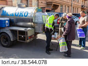 Россия. Санкт-Петербург. Торговля совхозным молоком во дворе жилого дома. Russia. Saint-Petersburg. Sale of state farm milk in the courtyard of a residential building. (2022 год). Редакционное фото, фотограф Алексей Смышляев / Фотобанк Лори