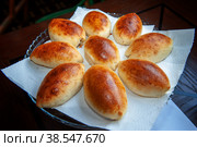 Freshly baked pies on a glass stand with a napkin. Close-up of baked pies. Стоковое фото, фотограф Оксана Медведева / Фотобанк Лори