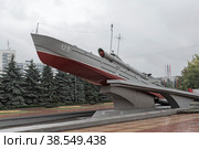 Памятный знак морякам-балтийцам. Торпедный катер типа "Комсомолец". Дождь. Калининград (2018 год). Редакционное фото, фотограф Александр Щепин / Фотобанк Лори