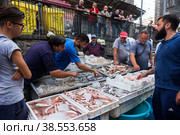Италия. Катанья. Торговля морепродуктами на рыбном рынке. Italy. Catania. Trade of seafood at the fish market. (2017 год). Редакционное фото, фотограф Алексей Смышляев / Фотобанк Лори