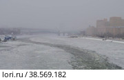 Снегопад в Москве над Москвой рекой и Фрунзенской набережной зимой / Moscow River and Frunzenskaya Embankment under the heavy snow. Moscow. Russia (2022 год). Стоковое видео, видеограф Сергей Пристяжнюк (Serg Zastavkin) / Фотобанк Лори