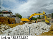 Excavator work at construction site. Excavator digs a hole. (2019 год). Редакционное фото, фотограф Леонид Еремейчук / Фотобанк Лори