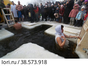 Россия. Санкт-Петербург. Православный праздник Крещения. Верующие окунаются в прорубь. Russia. Saint-Petersburg. The Orthodox feast of Epiphany. Believers plunge into the ice hole. (2013 год). Редакционное фото, фотограф Алексей Смышляев / Фотобанк Лори