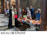 Россия. Санкт-Петербург. Религиозный праздник Пасха. Освящение куличей в церкви. Russia. Saint-Petersburg. The religious holiday of Easter. Consecration of cakes in the church. (2021 год). Редакционное фото, фотограф Алексей Смышляев / Фотобанк Лори