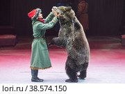 Россия. Санкт-Петербург. Цирковое шоу "Инопланетный цирк OFU Приземление". Премьера новогоднего циркового шоу "Инопланетный цирк OFU Приземление" Большого Московского цирка. Цирковая династия Александровых с медведем Яковом Потапычем. Saint Petersburg / Russia-08.02.2019: Speech seroquek artists in the circus. Редакционное фото, фотограф Алексей Смышляев / Фотобанк Лори