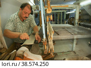 Тунис. Махдиа. Производство ковров. Мастер ткет ковер на станке. Tunisia. Mahdia. Carpet production. The master weaves a carpet on a loom. (2011 год). Редакционное фото, фотограф Алексей Смышляев / Фотобанк Лори