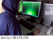 Россия. Санкт-Петербург. Имитация хакера за работой. Информационная и компьютерная безопасность. Russia. Saint-Petersburg. Imitation of a hacker at work. Information and computer security. (2018 год). Редакционное фото, фотограф Алексей Смышляев / Фотобанк Лори