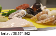 Mollusks, oysters, curves for Japanese cuisine. Стоковое видео, видеограф Aleksey Kidisyuk / Фотобанк Лори
