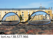 Россия. Санкт-Петербург. Очки для близорукого человека. Оптический прибор. Russia. Saint-Petersburg. Glasses for the nearsighted. Optical device. (2006 год). Стоковое фото, фотограф Алексей Смышляев / Фотобанк Лори