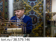 Лавка по продаже национальных товаров и ювелирных украшений из Дагестана на выставке народного творчества Ладья в Эспоцентре города Москвы, Россия (2022 год). Редакционное фото, фотограф Николай Винокуров / Фотобанк Лори