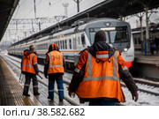 Поезд стоит у перрона Белорусского вокзала в городе Москве, Россия (2022 год). Редакционное фото, фотограф Николай Винокуров / Фотобанк Лори