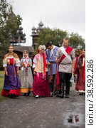People in Karelian folk costumes in the Museum of Wooden Architecture-Kizhi Nature Reserve. Russia, Republic of Karelia, Kizhi (2014 год). Редакционное фото, фотограф Photojuli / Фотобанк Лори
