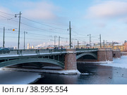 Биржевой мост. Река Малая Нева. Санкт-Петербург (2019 год). Редакционное фото, фотограф Александр Щепин / Фотобанк Лори